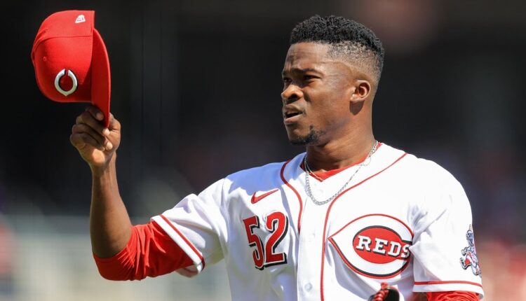 Reiver Sanmartin earns the win in his MLB debut