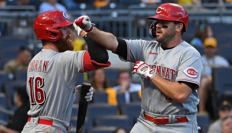 Mike Moustakas drills a pair of homers in Pittsburgh