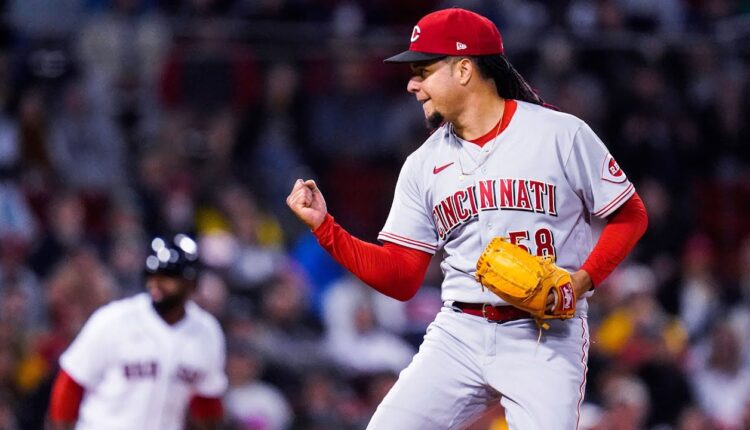 Luis Castillo strikes out 10 Red Sox in win at Fenway