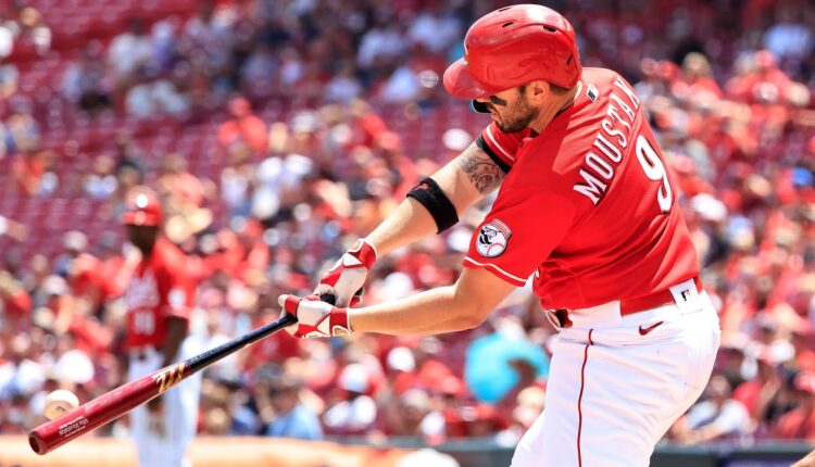 Mike Moustakas hits his 200th career homer