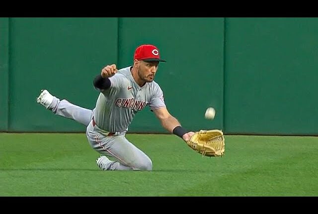Albert Almora makes a pair of diving catches against the Pirates