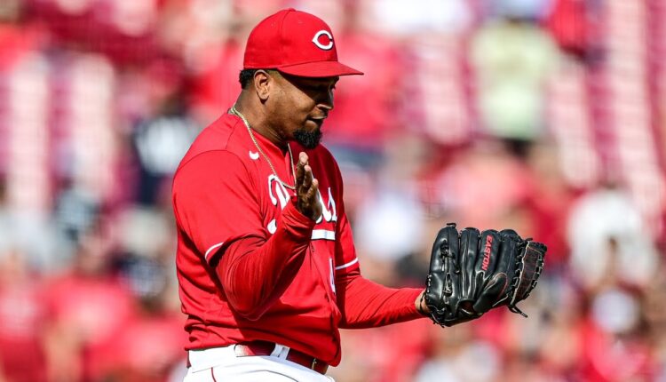 Alexis Díaz strikes out the side for a save