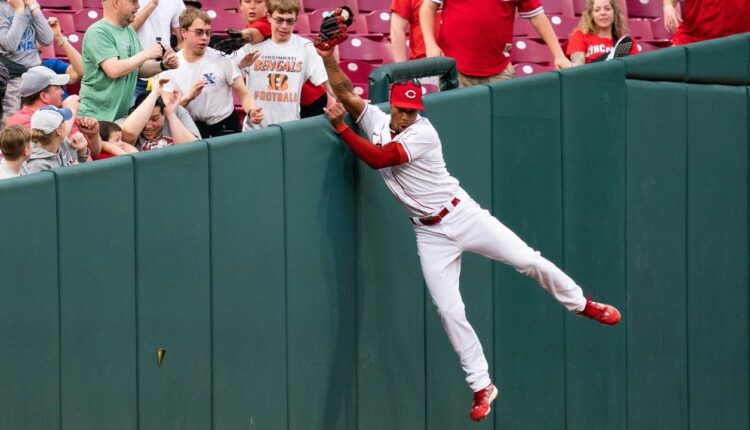 Will Benson makes leaping catch over wall in foul territory